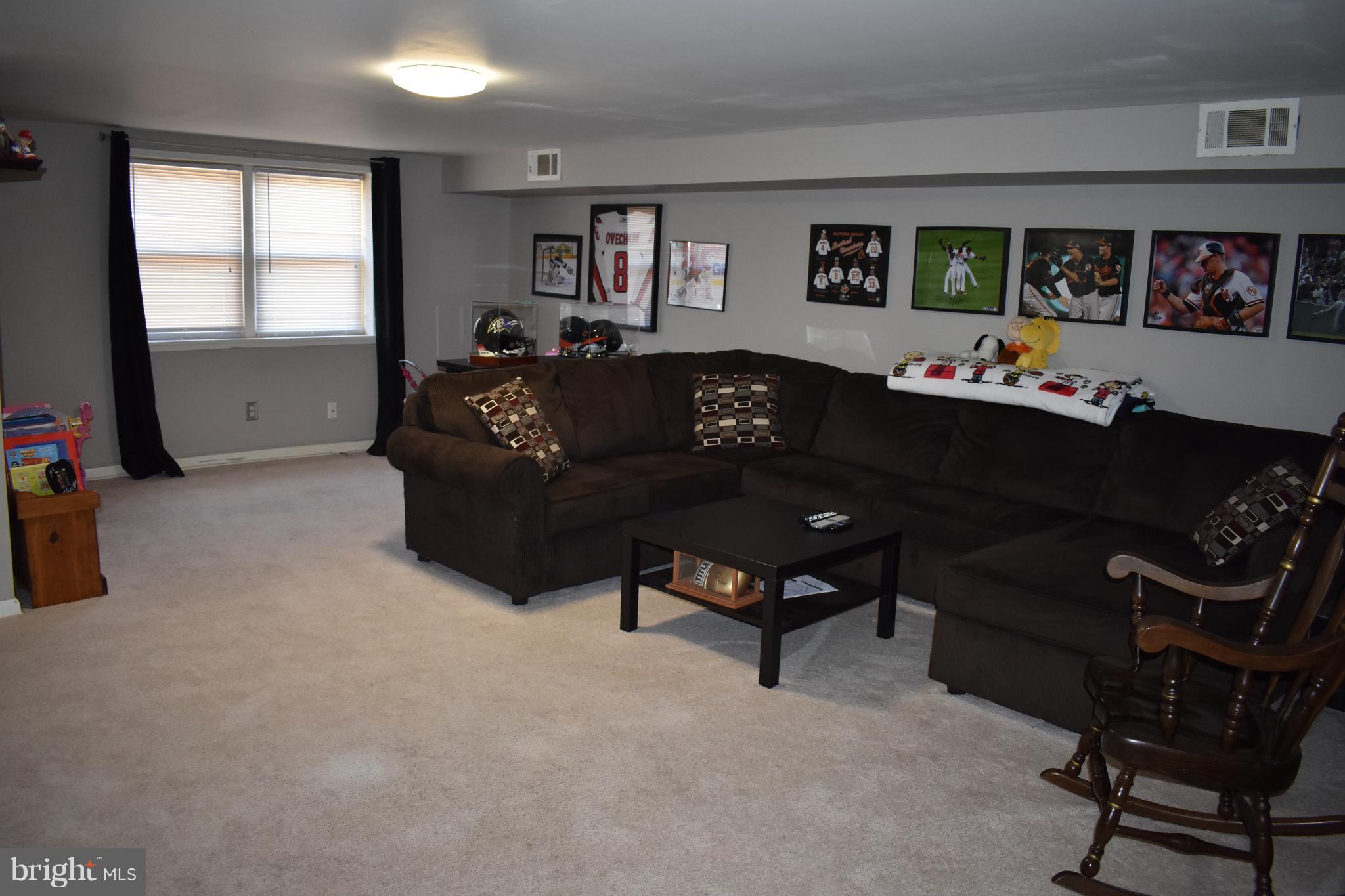 930 Grovehill Road Baltimore, MD 21227 - Photo 6 of 20 Family Room
