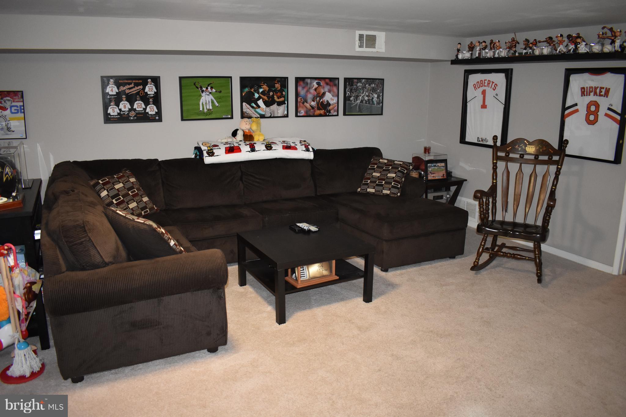 930 Grovehill Road Baltimore, MD 21227 - Photo 7 of 20 Family Room