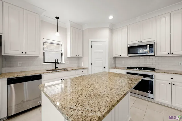 $385,000 | 16512 Villa Brielle Avenue, Baton Rouge, LA 70817