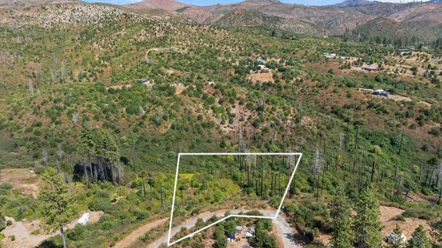 a view of a back yard