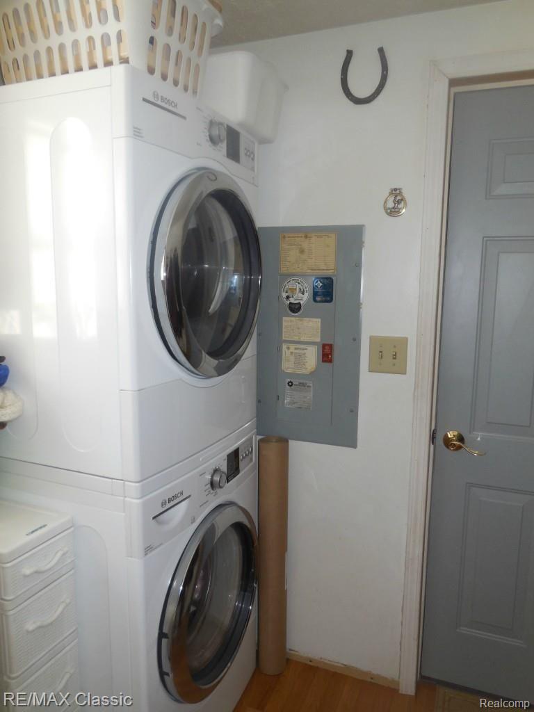 58541 Travis Road New Hudson, MI 48165 - Photo 20 of 24 1stfloorlaundry.jpg