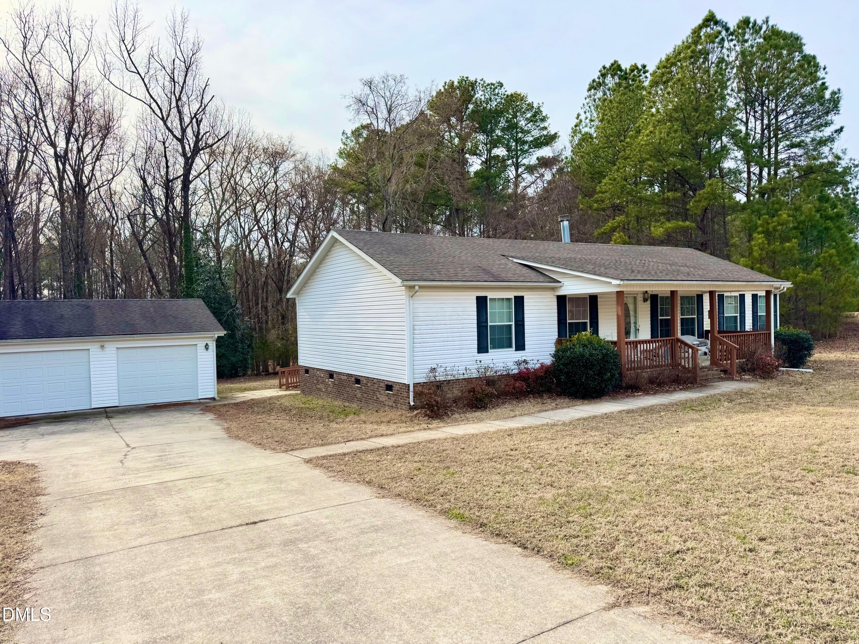 a view of a yard in front of house