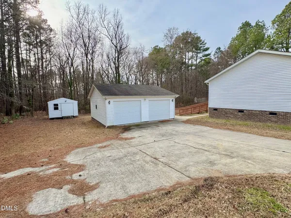 a view of a outdoor space with a house