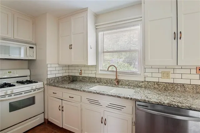 $290,000 | 5600 Roe Boulevard, Roeland Park, KS 66205