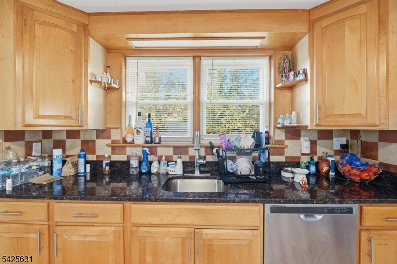 60 Westervelt Place Lodi, NJ 07644 - Photo 18 of 48