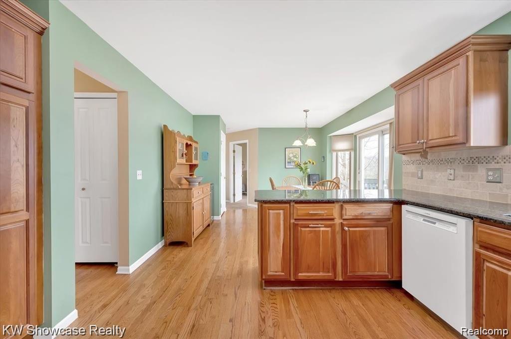 1877 April Court Howell, MI 48843 - Photo 12 of 30 Kitchen