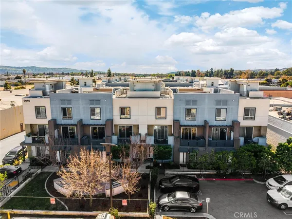 a city street filled with lots of traffic