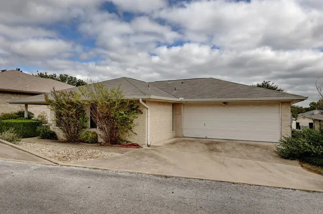 $2,200 | 212 Oak Hill Drive, Kerrville, TX 78028