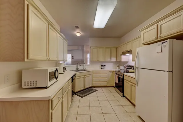 $2,200 | 212 Oak Hill Drive, Kerrville, TX 78028