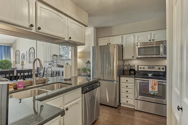 $391,500 | 5 April Point Drive South, Montgomery, TX 77356