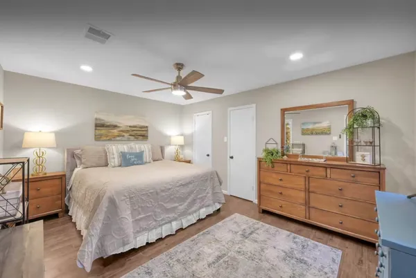 $391,500 | 5 April Point Drive South, Montgomery, TX 77356