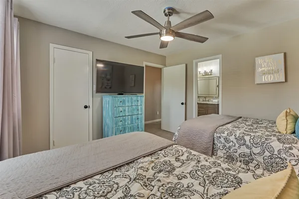 $391,500 | 5 April Point Drive South, Montgomery, TX 77356
