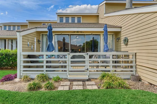 $391,500 | 5 April Point Drive South, Montgomery, TX 77356