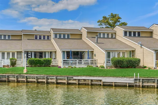 $391,500 | 5 April Point Drive South, Montgomery, TX 77356