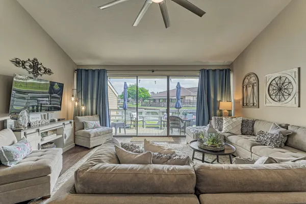 $391,500 | 5 April Point Drive South, Montgomery, TX 77356