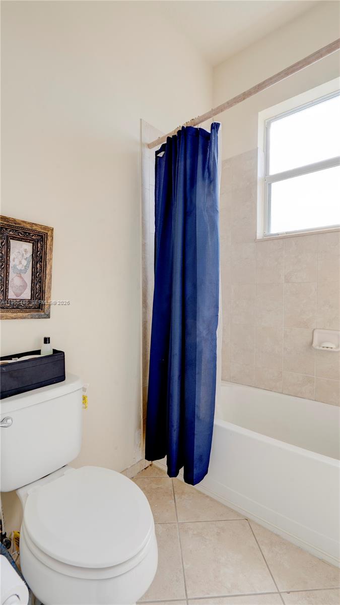 355 Northeast 31st Avenue Homestead, FL 33033 - Photo 32 of 62 a bathroom with a toilet a sink and bathtub