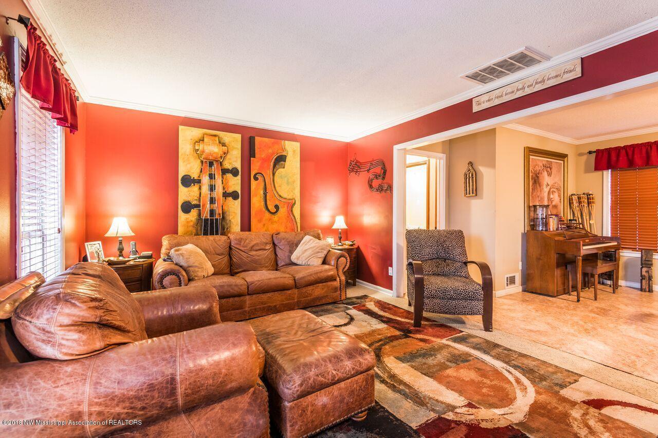 121 Robertson Road South Hernando, MS 38632 - Photo 4 of 13 DSC_2075_preview