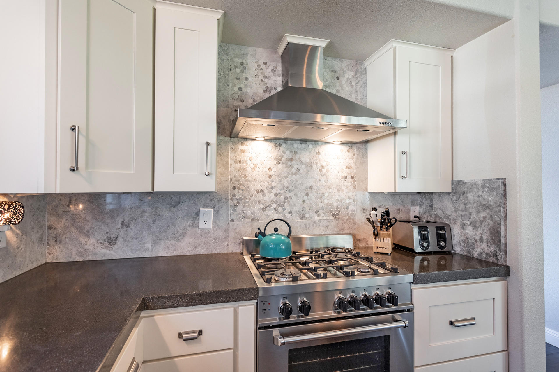 3150 Pinot Path Redding, CA 96001 - Photo 7 of 40 21 Kitchen Stove