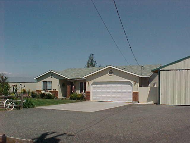 491 East Duffield Road Moxee, WA 98936 - Photo 1 of 9 a front view of a house with a yard and garage