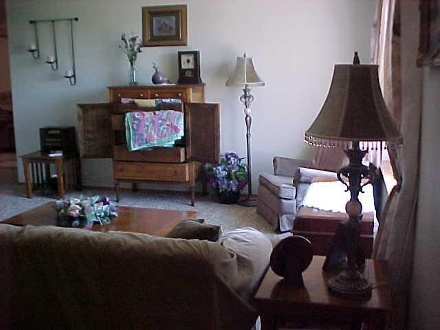 491 East Duffield Road Moxee, WA 98936 - Photo 4 of 9 a living room with furniture and a flat screen tv