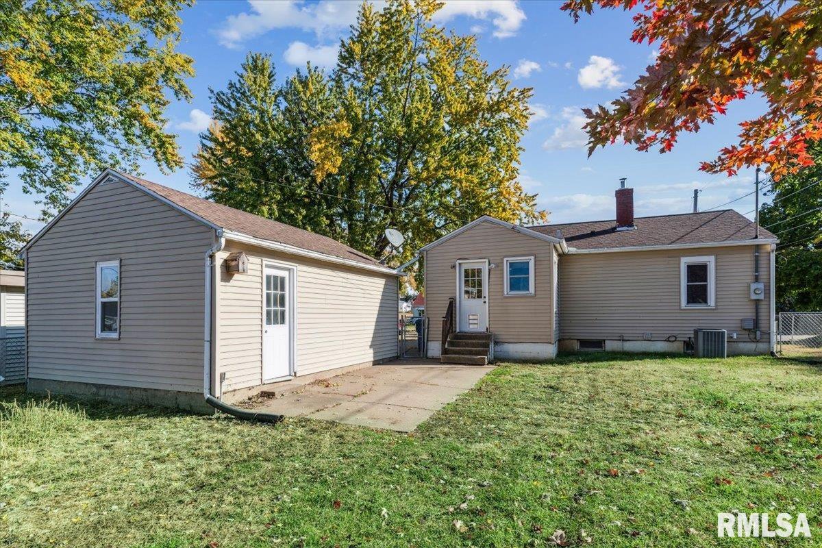 1304 South 10th Street Clinton, IA 52732 - Photo 3 of 23