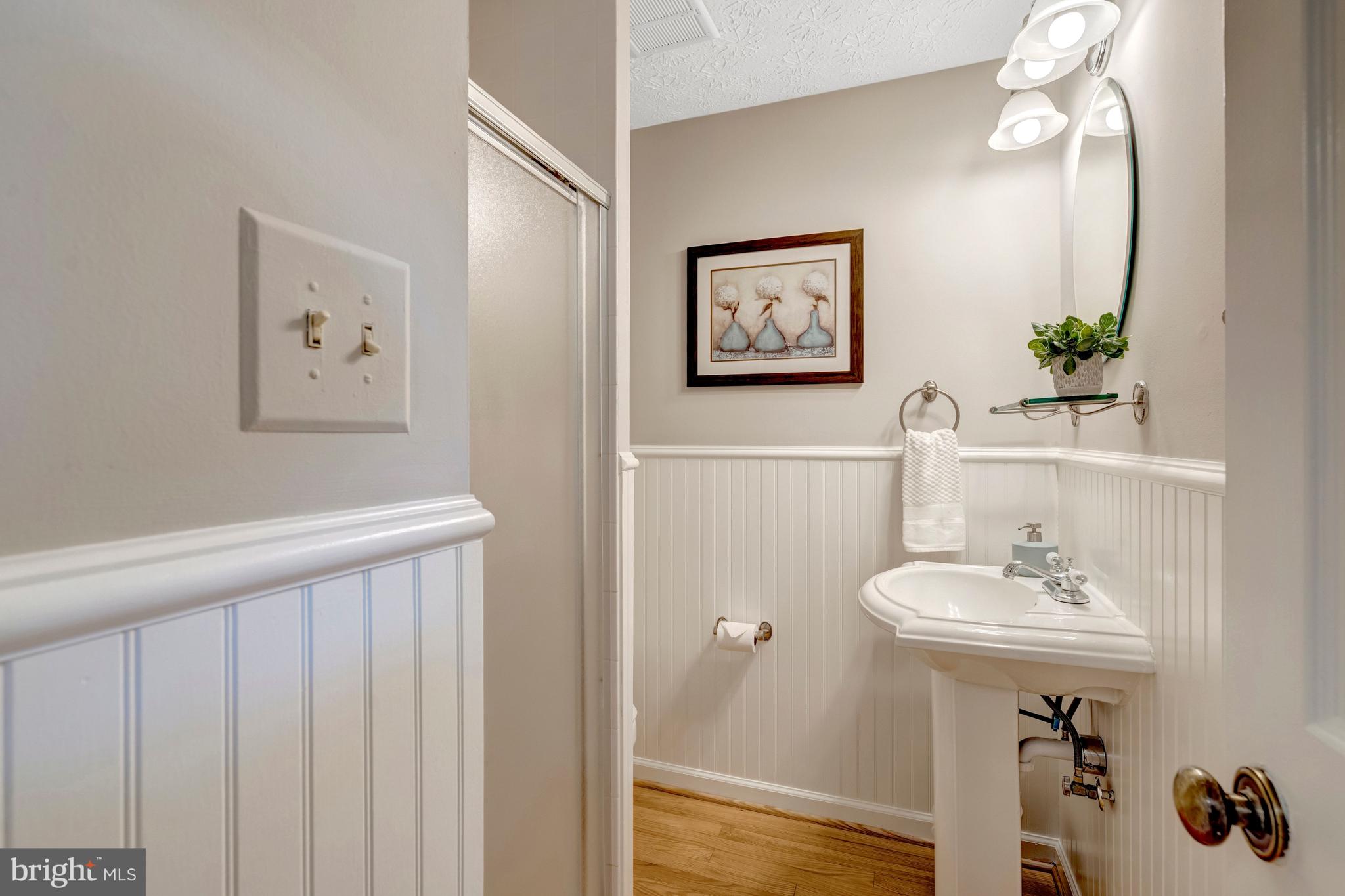 7809 Roundabout Way Springfield, VA 22153 - Photo 30 of 83 Main level full bath