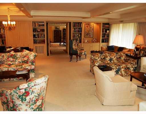 300 Fox Chapel Road, Unit 518 Pittsburgh, PA 15238 - Photo 5 of 18 Living Room.