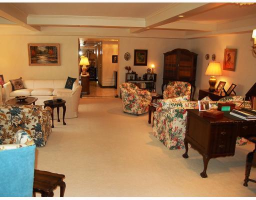 300 Fox Chapel Road, Unit 518 Pittsburgh, PA 15238 - Photo 6 of 18 Living Room.