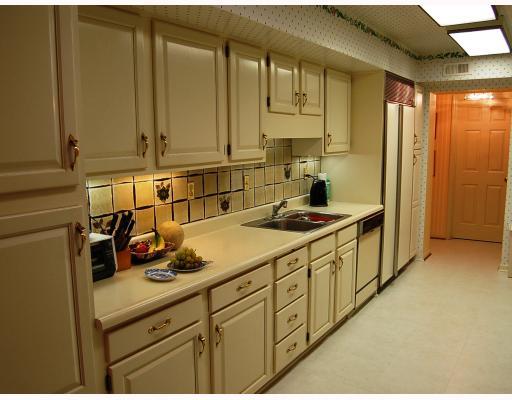 300 Fox Chapel Road, Unit 518 Pittsburgh, PA 15238 - Photo 9 of 18 Kitchen.