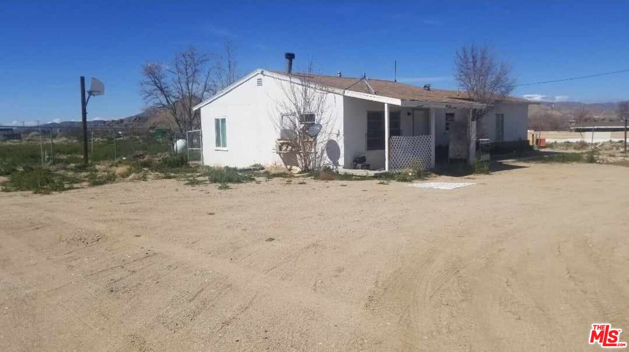 10316 Baker Road Lucerne Valley, CA 92356 - Photo 4 of 6 a view of a house with a yard