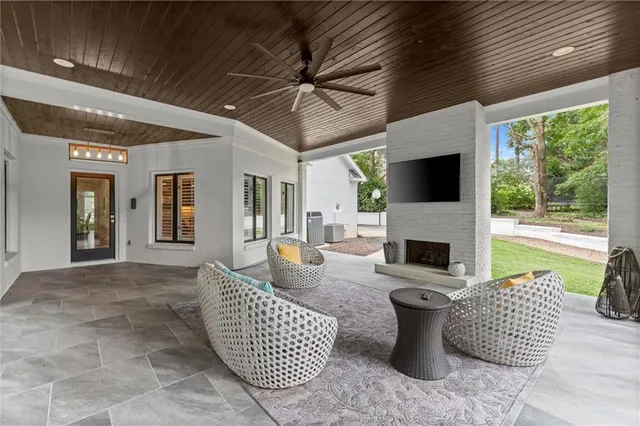 a view of a house with backyard and porch
