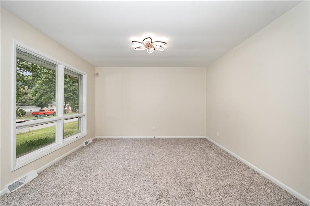 2102 Castlerock Road Greensboro, NC 27406 - Photo 5 of 32 Living Room