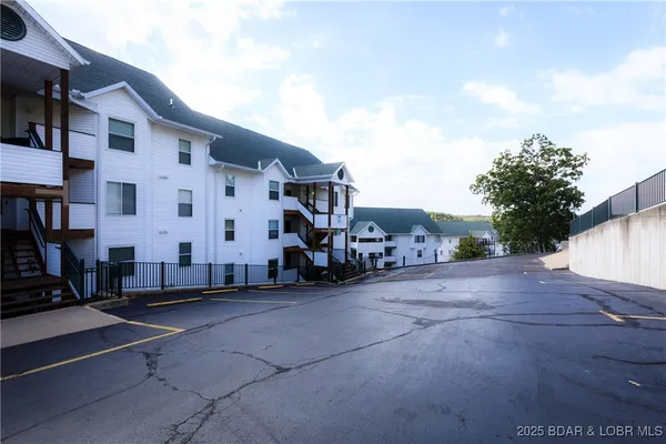 $695,000 | 222 Park Pl Lane, Unit 1C, Kaiser, MO 65047