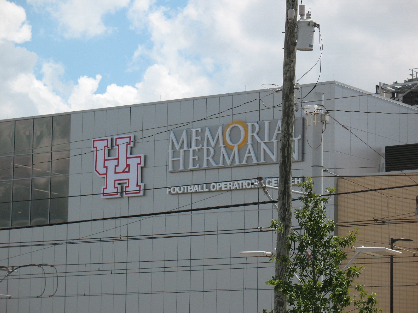 2610 Scott Street Houston, TX 77004 - Photo 9 of 11 a street sign that is on a pole