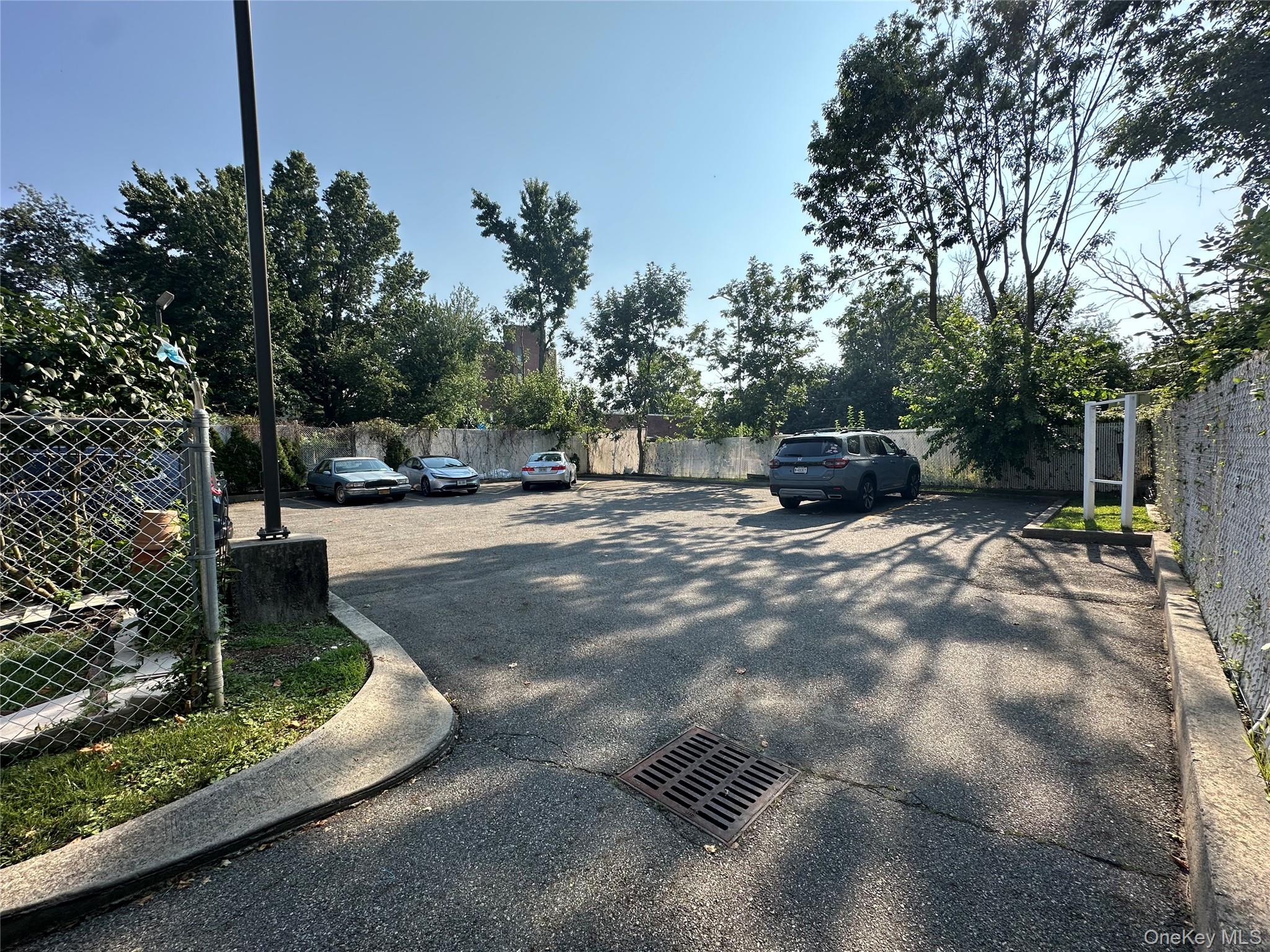 342 Union Avenue, Unit P7 Staten Island, NY 10303 - Photo 3 of 5 a view of a backyard with garden