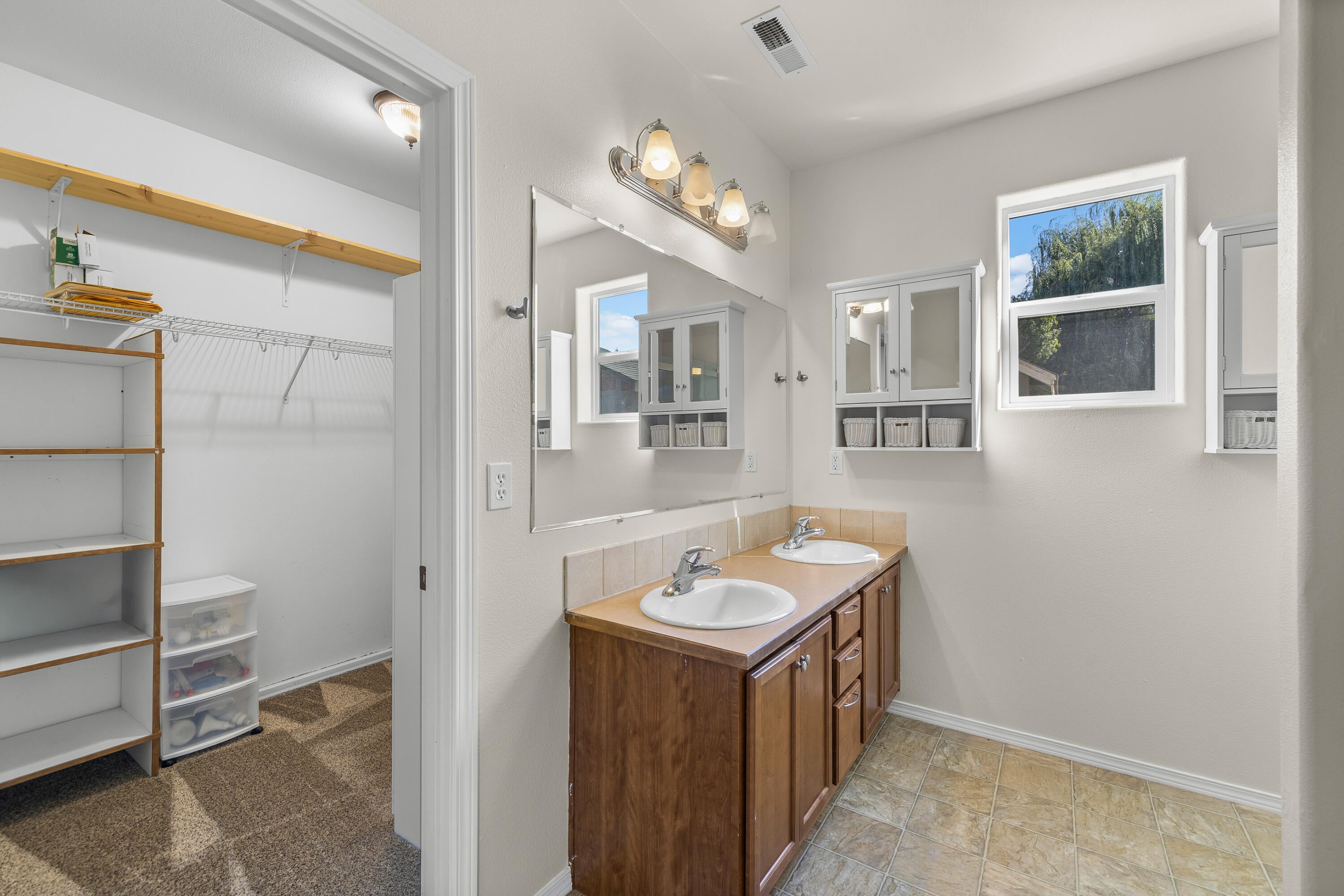 1352 Southwest 35th Street Redmond, OR 97756 - Photo 12 of 44 2025_09_25_1325_sw_35th_st_rdm-23