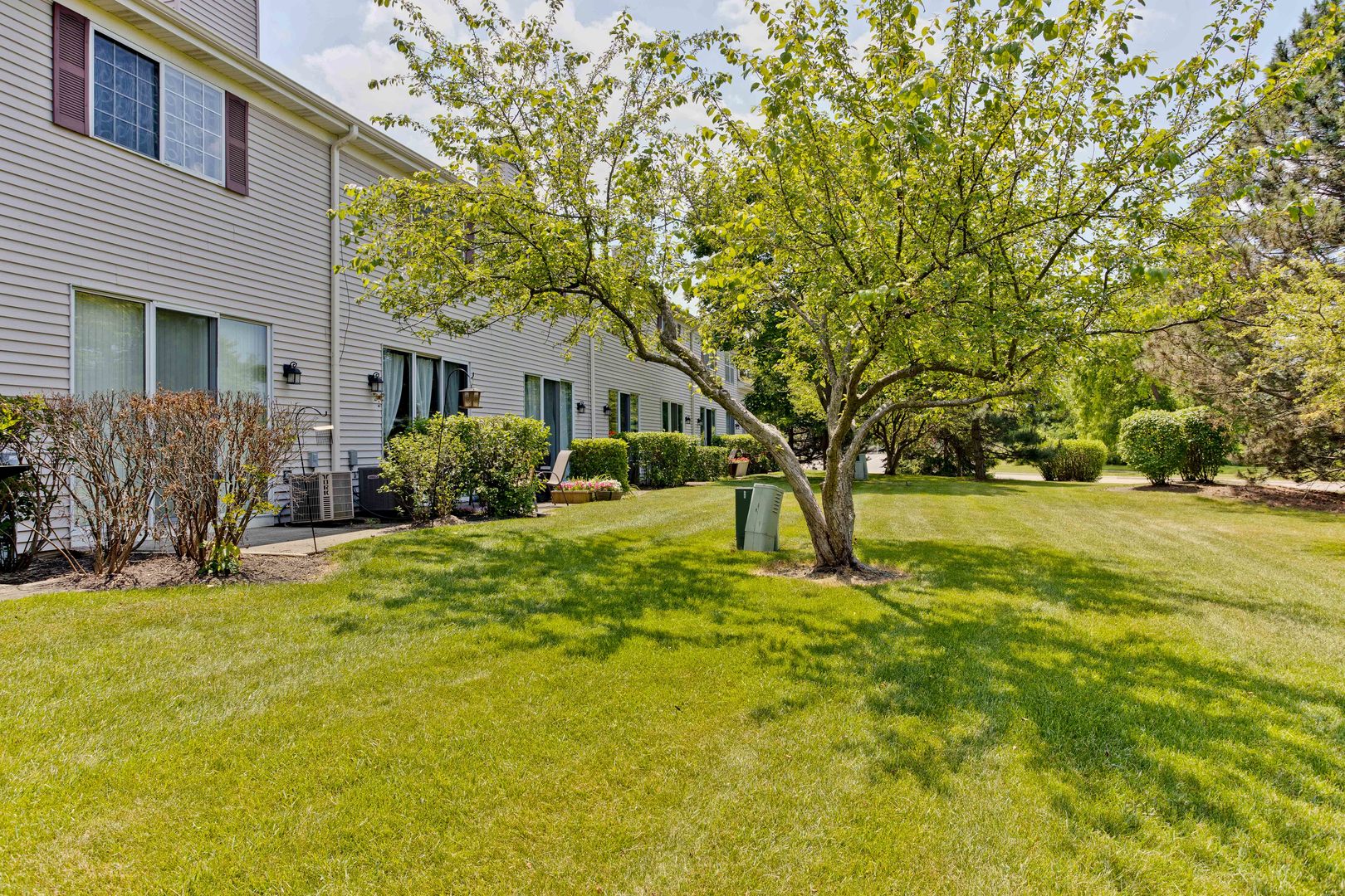17898 Braewick Road Gurnee, IL 60031 - Photo 24 of 25 a view of a yard in front of house