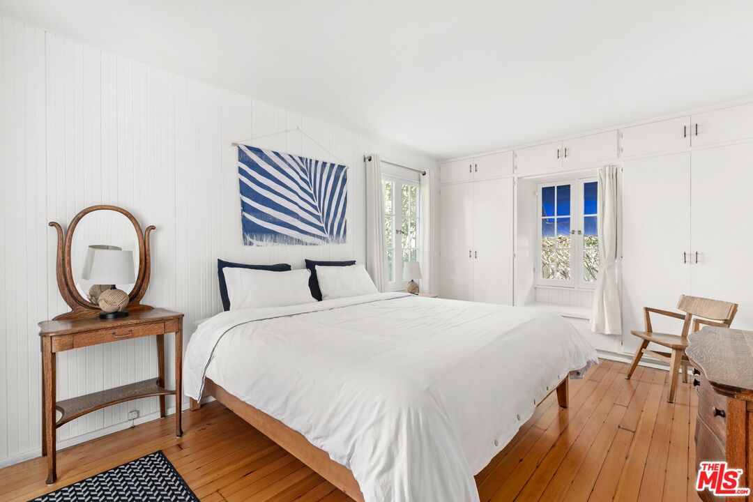 30800 Broad Beach Road Malibu, CA 90265 - Photo 26 of 28 a bedroom with a bed and a table