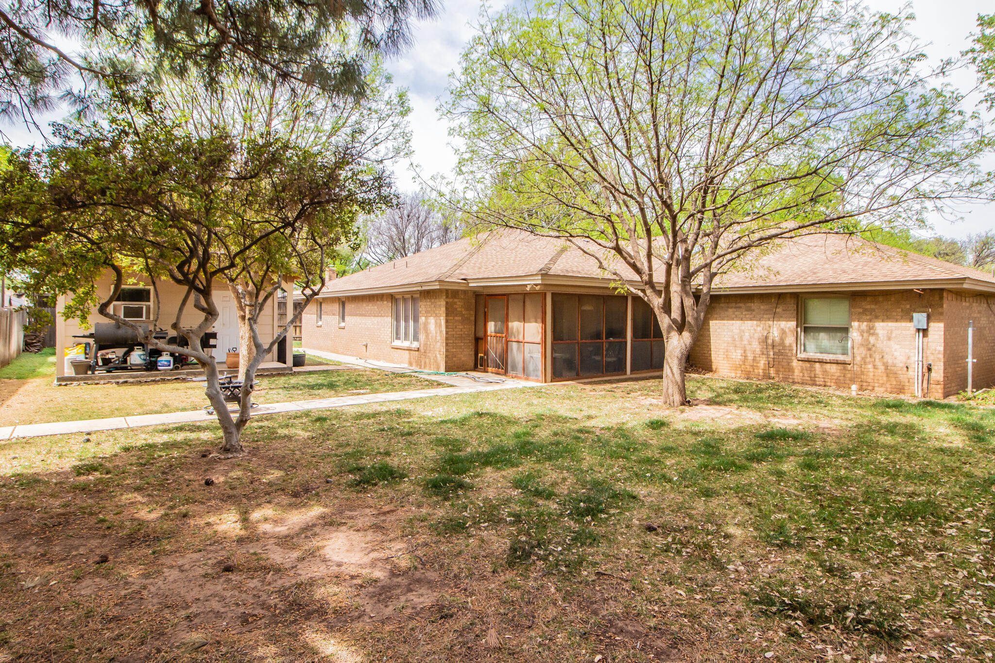 4213 88th Place Lubbock, TX 79423 - Photo 36 of 40 a front view of a house with a garden