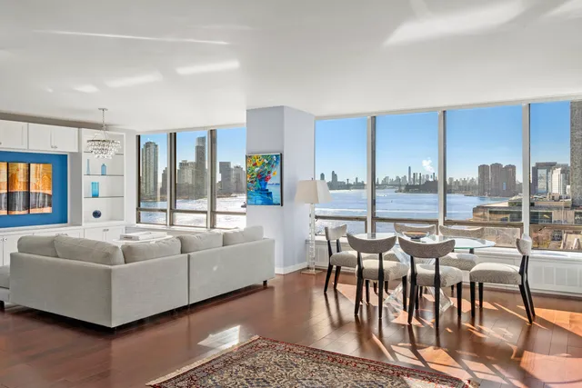 $2,250,000 | 870 United Nations Plaza, Unit 10G | Midtown East
