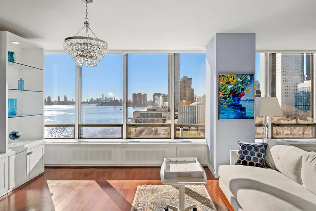 $2,250,000 | 870 United Nations Plaza, Unit 10G | Midtown East