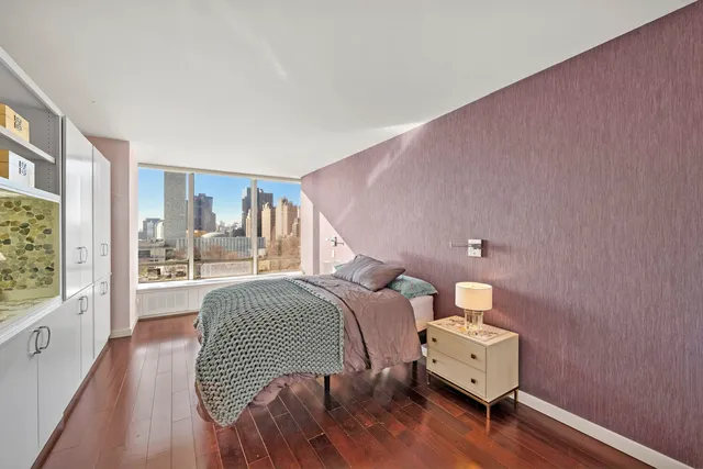 $2,250,000 | 870 United Nations Plaza, Unit 10G | Midtown East