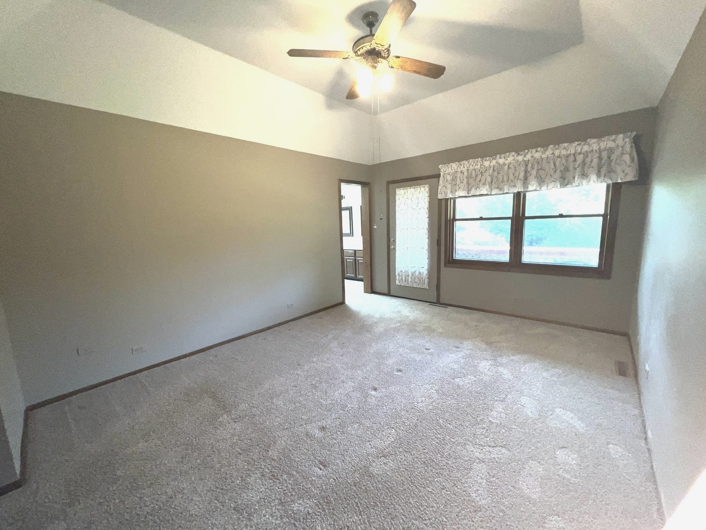 39-w139 Adobe Ridge Elgin, IL 60124 - Photo 11 of 26 en empty room with windows and ceiling fan