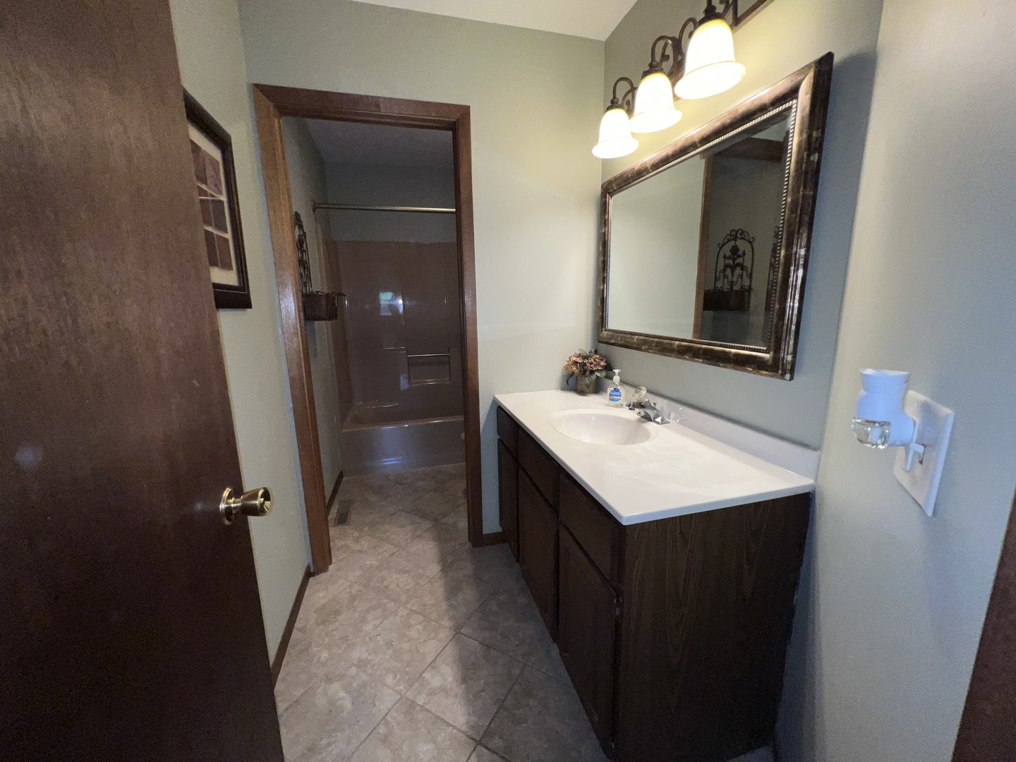 39-w139 Adobe Ridge Elgin, IL 60124 - Photo 17 of 26 a bathroom with a sink vanity and mirror