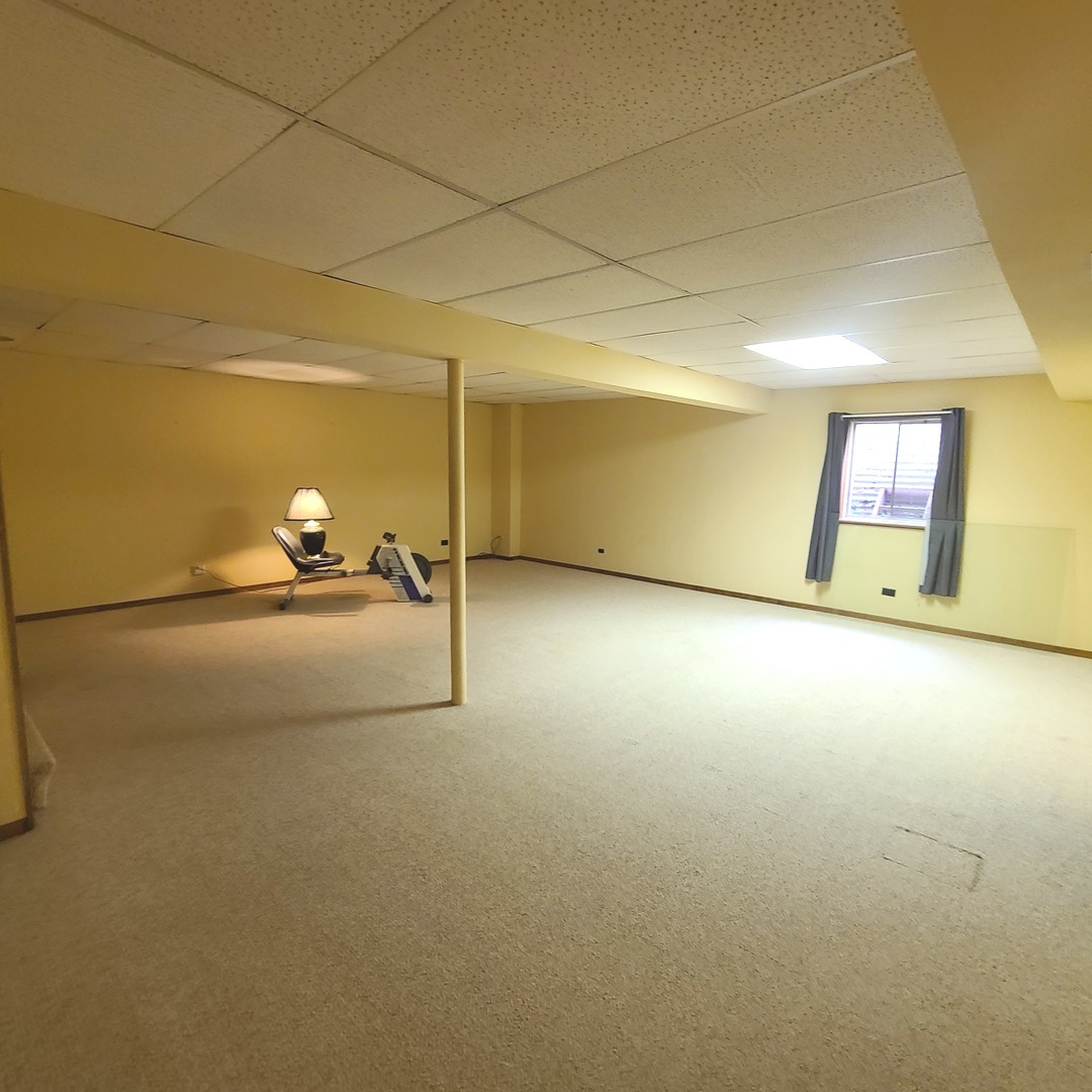 39-w139 Adobe Ridge Elgin, IL 60124 - Photo 20 of 26 a view of a livingroom with an empty space and a window
