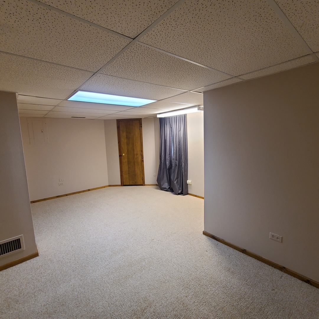 39-w139 Adobe Ridge Elgin, IL 60124 - Photo 21 of 26 a view of an empty room and a window