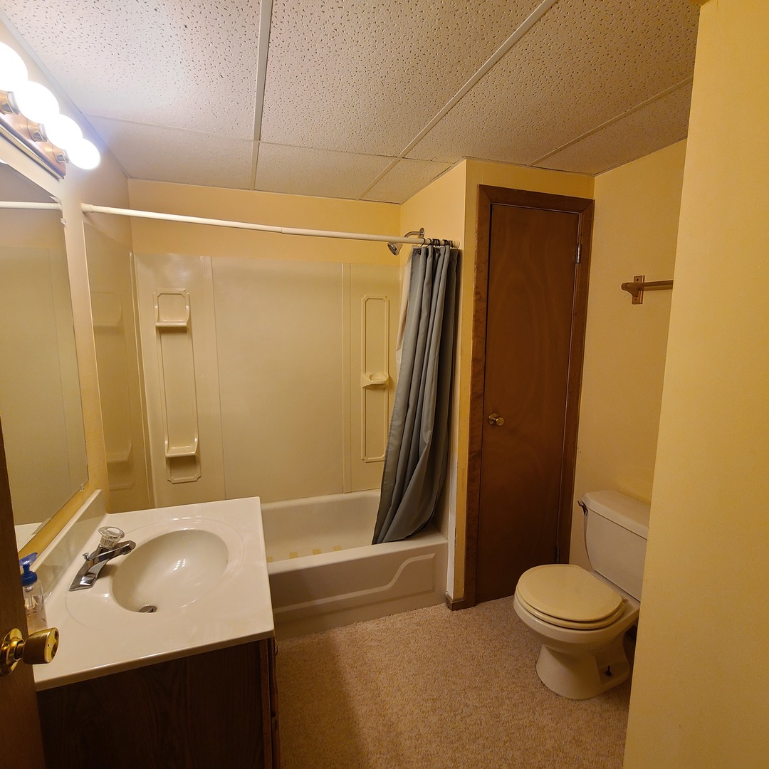 39-w139 Adobe Ridge Elgin, IL 60124 - Photo 23 of 26 a bathroom with a sink a toilet and shower