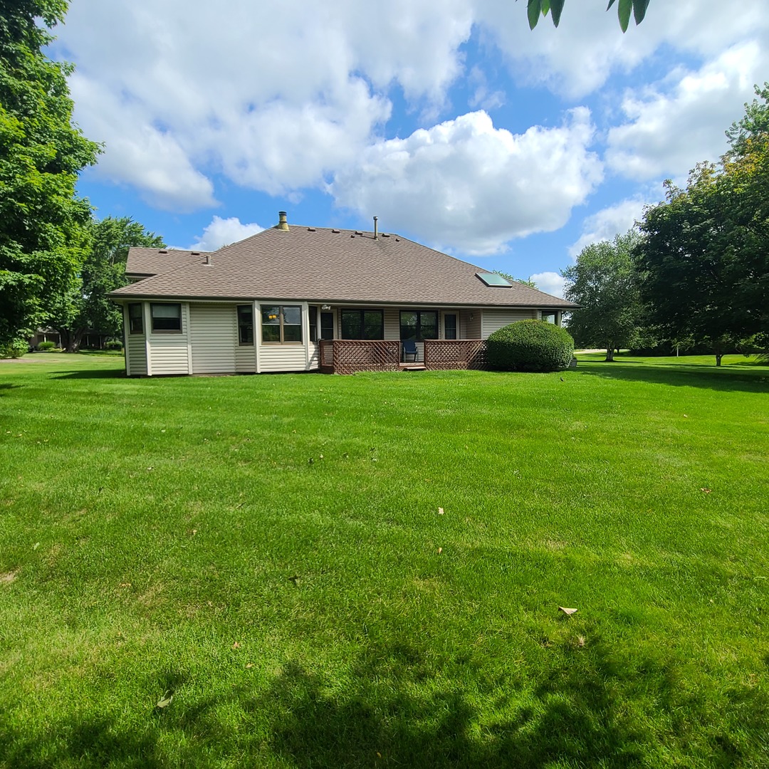 39-w139 Adobe Ridge Elgin, IL 60124 - Photo 26 of 26 a front view of a house with garden