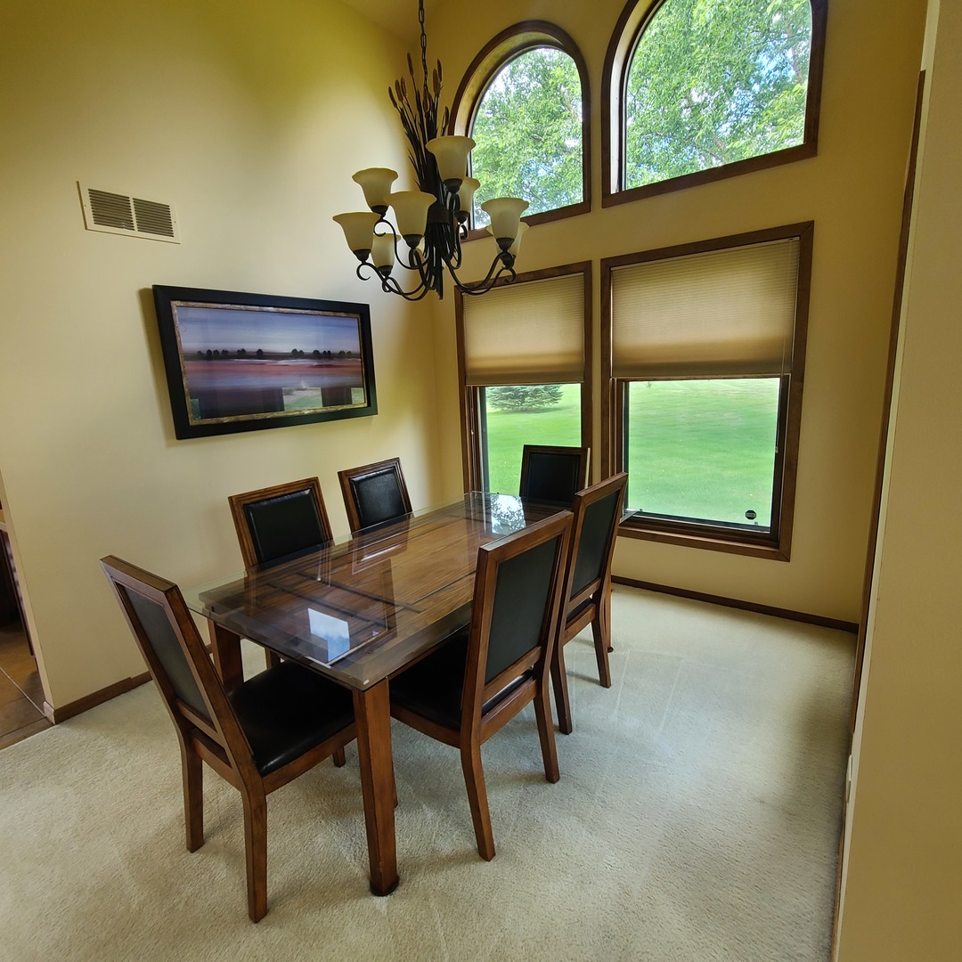 39-w139 Adobe Ridge Elgin, IL 60124 - Photo 10 of 26 a dining room with furniture and a large window