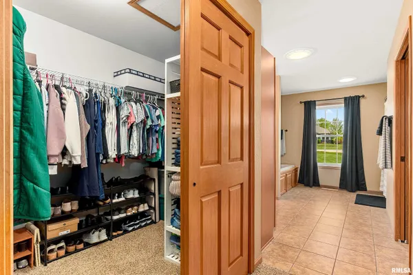 $359,900 | 28948 Woodside Drive, Canton, IL 61520